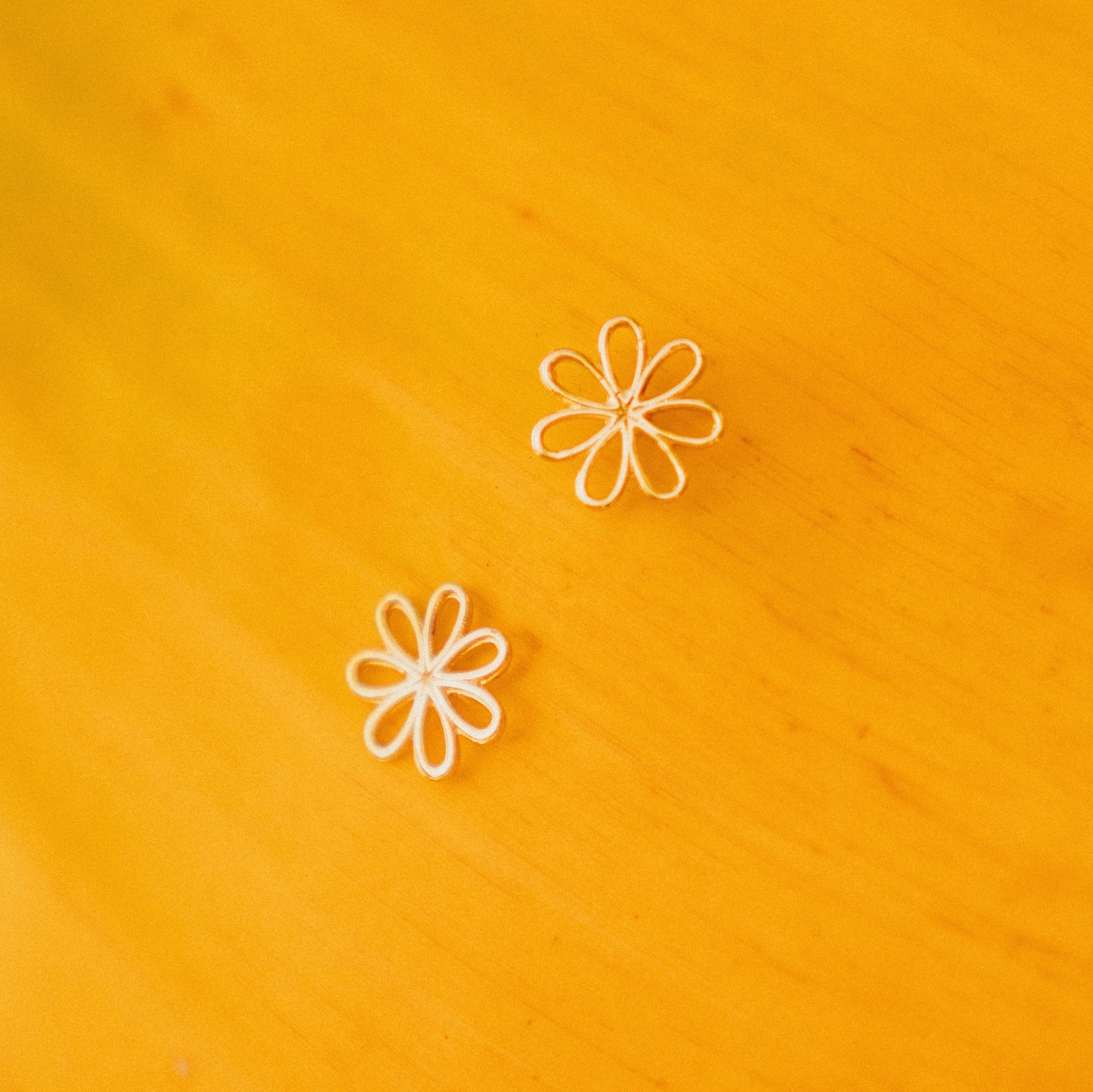 GOLD hollow flower 9K - עגילי פרח זהב image 0
