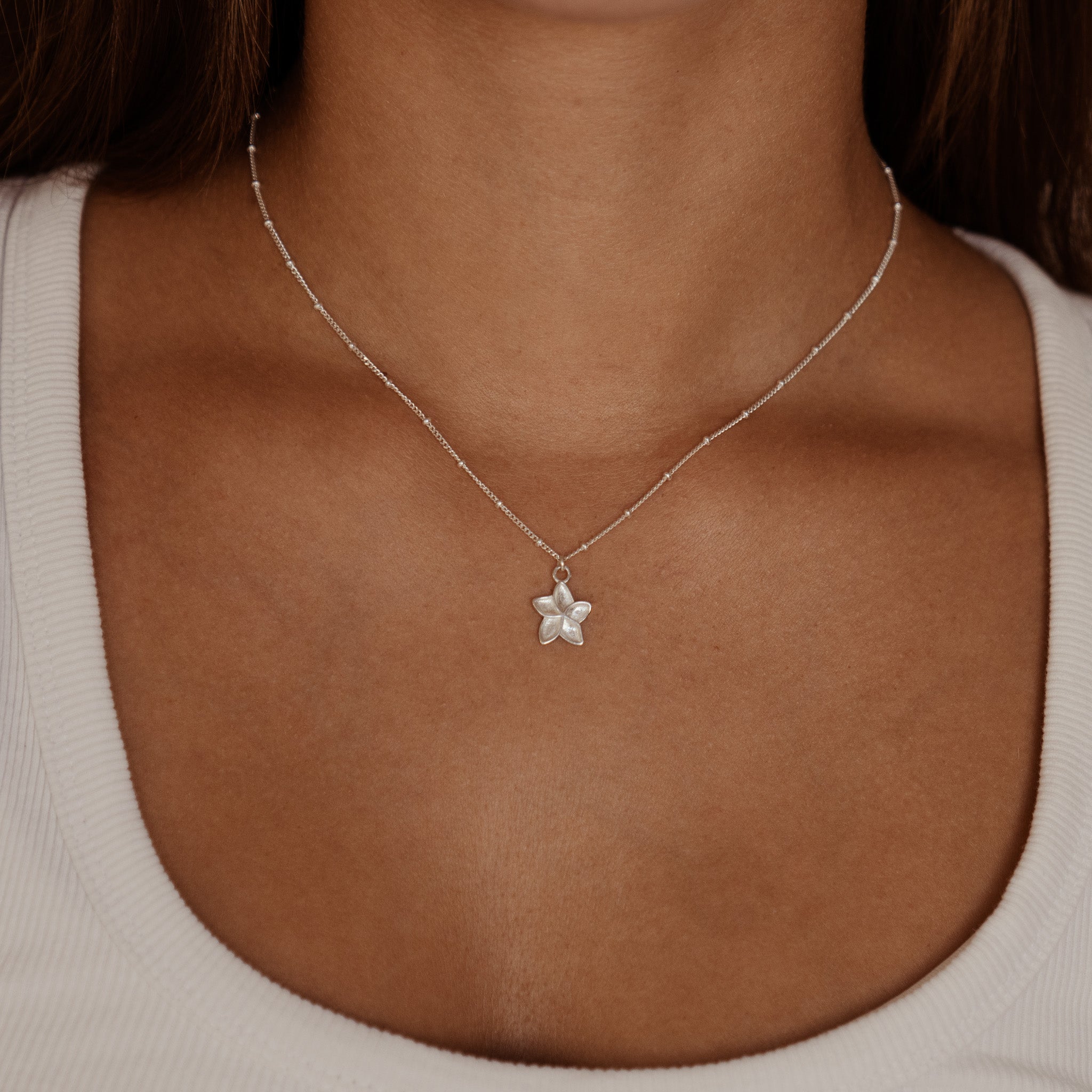 BABY PLUMERIA FLOWER שרשרת כסף בייבי פלומריה image 4